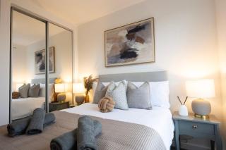 Modern 1BR Apt - Sleeps 4 - Parking - Balcony - 0