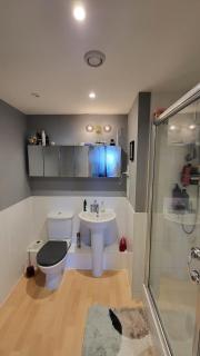 2 bedroom apartment Basingstoke close to train station with parking - 4