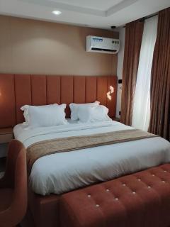 OPULENT OASIS Hotel and Apartments - 2