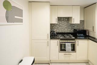 Elegant Studio with Victorian Charm - 8