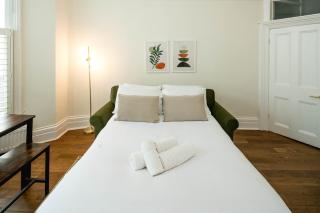 Elegant Studio with Victorian Charm - 7