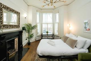 Elegant Studio with Victorian Charm - 6