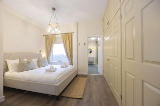 Elegant Period Town Centre Apartment with Parking - 9