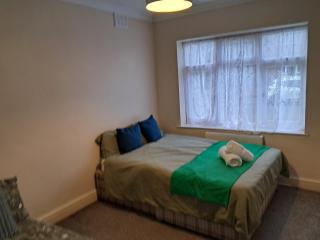 Cosy 2 Bedroom Luxury House - 9