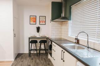 3BR House By MyStayUK Short Lets & Serviced Accommodation Manchester With Free Wifi & Free Parking - Manchester - 6