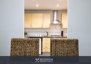 4-Bed Home near Telford Centre - 2