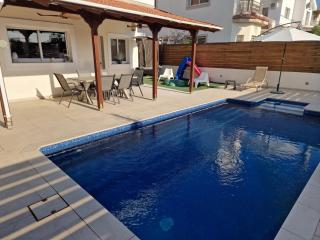 Suburban Family Villa - 7