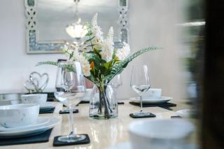 Middleton 4 Bed Free Parking Long stays - 3