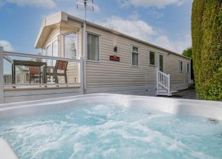 Noble Court Holiday Park - 8