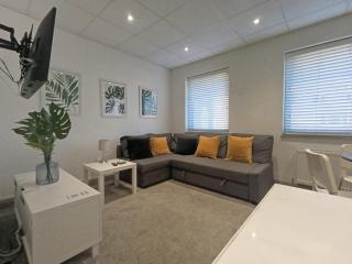 Open Mind Property - Spacious 2BR Flat City Views - 9