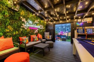 The Secret Garden, Donaghadee - The Hideaway - Lavish 3-Bedrooms and Stylish 5-Beds - Guests 7 - Hi-Speed Wi-Fi - Luxurious Hot Tub - Ample Free On-Street Parking - Spacious Premium Garden - 5