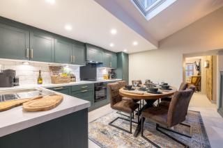 The Secret Garden, Donaghadee - The Hideaway - Stylish 5-Beds and Elegant 3-Bedrooms - Guests 7 - 9