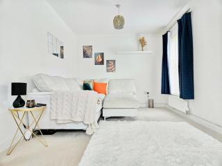 Modern 3-Bed plus Office - Walk to Bicester Village - 0