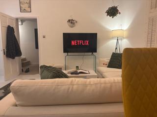 2 Bed Apartment in Addlestone Free Parking - 3