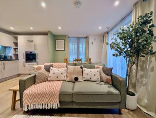 Modern 2-Bed Ground-Floor Flat with Private Terrace - 0