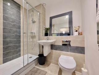 Modern 2-Bed Ground-Floor Flat with Private Terrace - 2