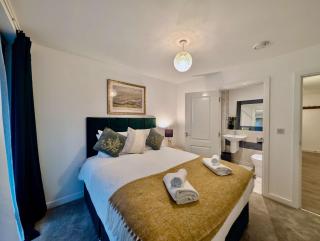 Modern 2-Bed Ground-Floor Flat with Private Terrace - 3