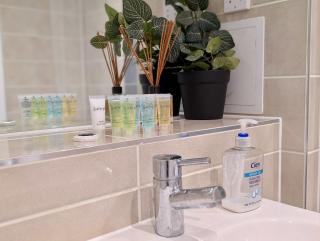 Modern 2-Bed Ground-Floor Flat with Private Terrace - 1