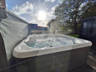 Grand Idyllic Hideaway Home With Hot Tub, Sleeps 8 - 8