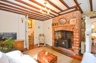 1 Apse Castle Cottage - Chocolate Box Cottage, Pet-Friendly 16th Century Cottage, surrounded by Ancient Woodland in Shanklin - 1