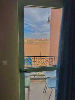 Modern Apt 10min Airport Balcony & Wi-Fi - 6