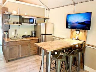 Aquatic Retreat: Waterfront Tented Cabin with Full Amenities for Water Lovers in Cibolo, TX - 1