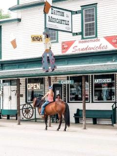 Cozy Cabin Perfect for a Romantic Escape with BBQ in Dayton, Wyoming - 3