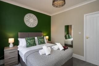 Relaxing 4-Bedroom Escape with Free Parking - 7