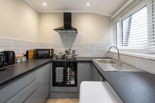 Relaxing 4-Bedroom Escape with Free Parking - 9