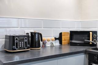 Relaxing 4-Bedroom Escape with Free Parking - 1