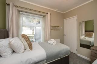 Relaxing 4-Bedroom Escape with Free Parking - 4