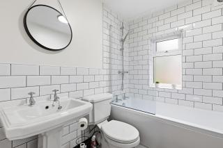 Modern 3 Bed Home Near Chester Centre - 2