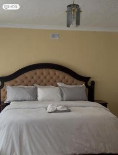 4-Bedroom Retreat with Lush Gardens Pool- 2346 - 7