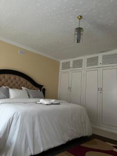 4-Bedroom Retreat with Lush Gardens Pool- 2346 - 4