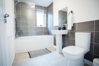 Comfortable 3-bedroom Bolton home - 7