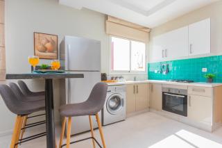 Seafront 2BR AC Sunny Corniche - 2