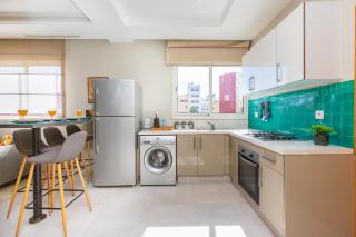 Seafront 2BR AC Sunny Corniche - 1