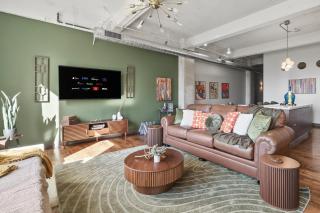 Vintage Vibe Flat - Pool, Gym, Game & Movie Rm, Free Valet - 0