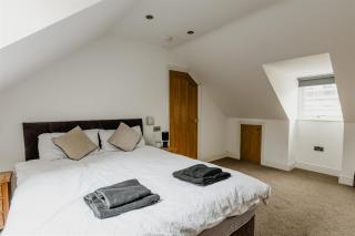 Modern Luxury 2-bed apartment Hull City Centre - 3