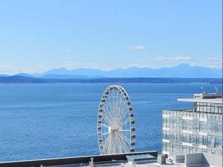 1 Block to Pike Place Market Balcony Water View - 0