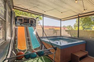 Jacuzzi and Games Close to Dwtn Disney and Parks - 8
