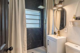 Jacuzzi and Games Close to Dwtn Disney and Parks - 2