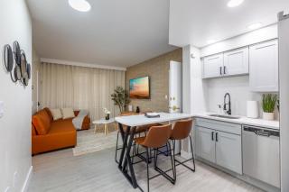 Modern Unit w Themed Room, Full Kitchen and Prime Location - 9