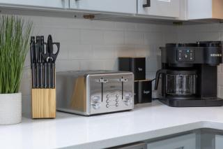 Modern Unit w Themed Room, Full Kitchen and Prime Location - 8