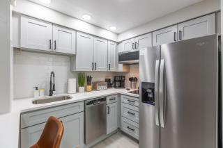 Modern Unit w Themed Room, Full Kitchen and Prime Location - Orlando - 7