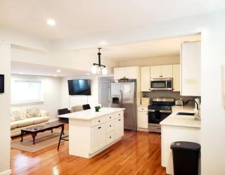 3 Large Bedrooms Modern Decor Spacious - 9