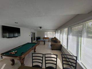 Cozy 4 Bedrooms Pool Game Room - 3