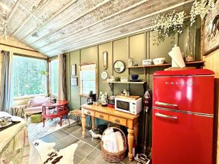 Couples Cottage - Serene Getaway - 2