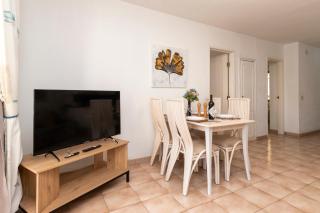 Wonderful 2 Bedroom Apartment Communal Heated Pool - 2