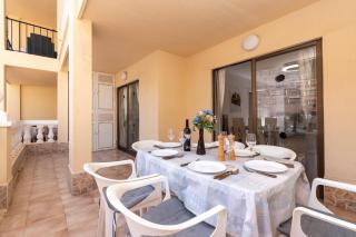 Wonderful 2 Bedroom Apartment Communal Heated Pool - 4